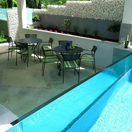 Lara Rose Shared Pool Apartment Žrnovnica